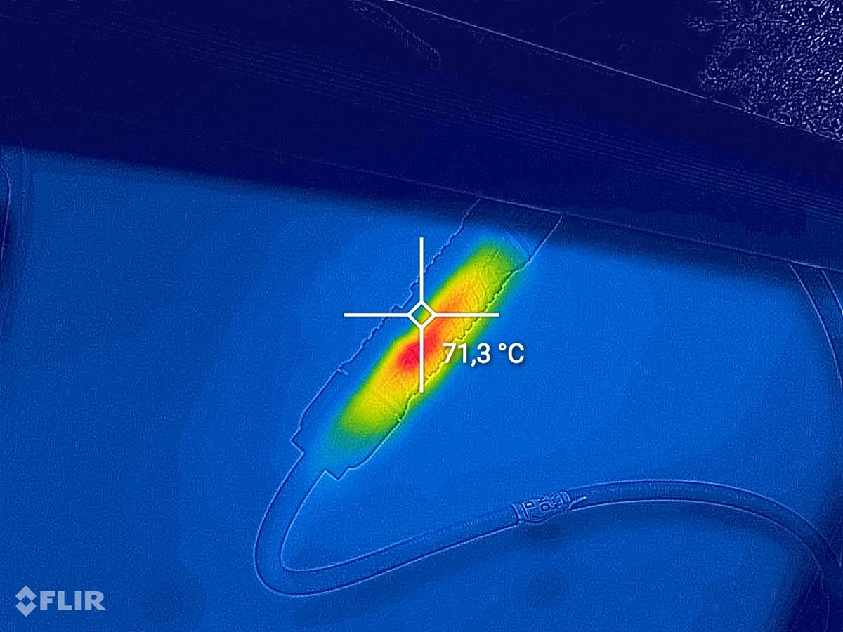 Termosnímek špatně nalisovaného konektoru MC4 zahřátého na 71,3 °C