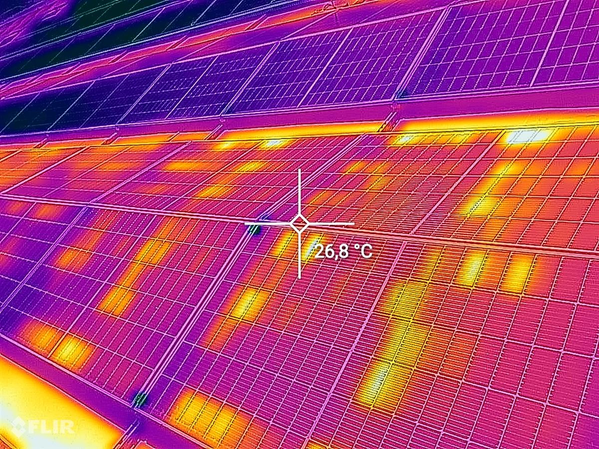 Termografie fotovoltaické elektrárny – string s hot-spoty odhalený při revizi